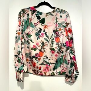 Gorgeous print top. Satiny feel. Extremely flattering.